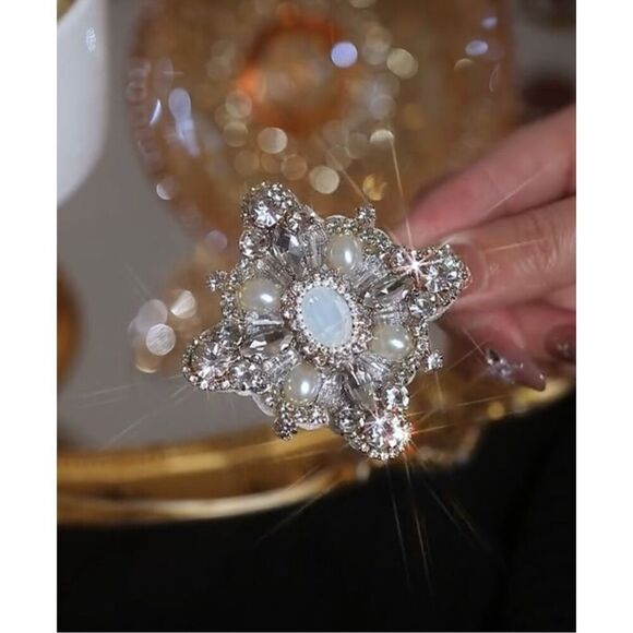 Beautiful Victorian Style Lapel Clip - Picture 4 of 7